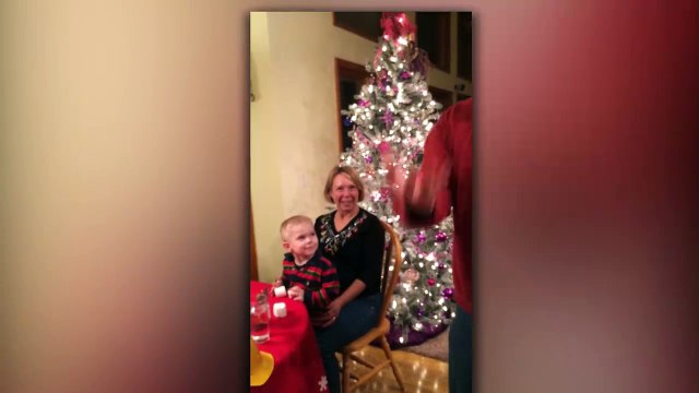 Ce gamin essaye de jongler avec des chamallow