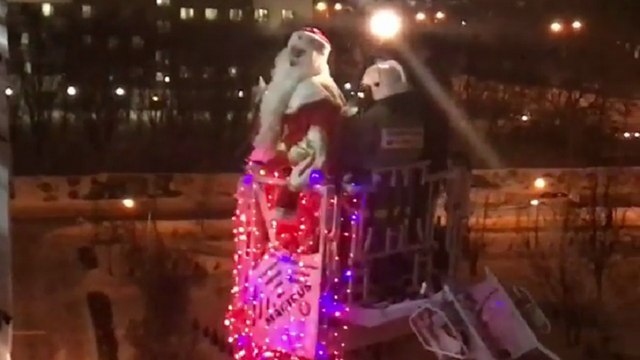 Le père noël Russe rend visite aux enfants malades