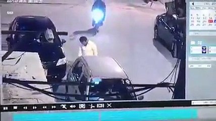 man mugged in front of the house in Karachi