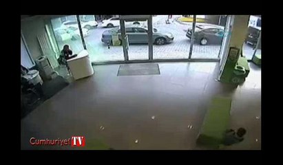 İstanbul’da silahlı banka soygunu kamerada
