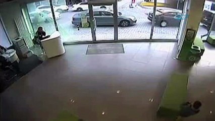 İstanbul'da silahlı banka soygunu kamerada