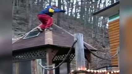 Un homme chute en installant les dernières décorations de Noël !