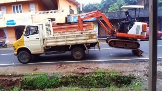 Comment charger un engin Caterpillar dans la remorque d'un camion : méthode indienne by Mister Buzz