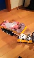 Un bébé endormi dans la remorque d'un camion de chantier by Mister Buzz