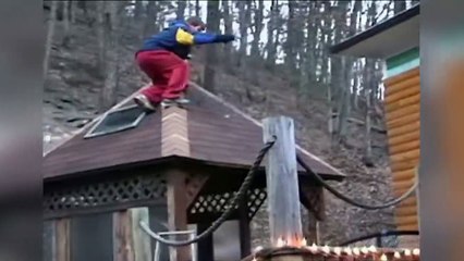 Il tombe du toit en installant les décorations de Noel...