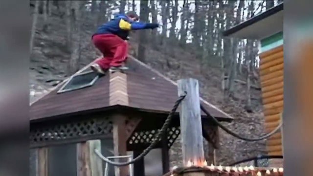 Il tombe du toit en installant les décorations de Noel...