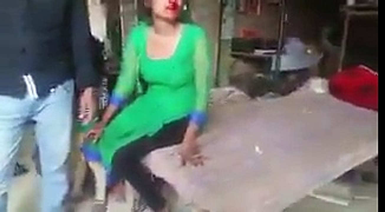 Ladaki ko aaya gusaa.