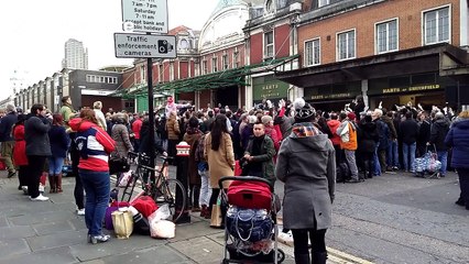 People grab last minute turkeys at Smithfield meat market auction