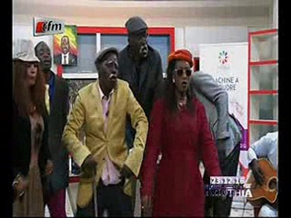 Vidéo: Khouthia et ses amis "ndiago" se déchaînent. A mourir de rire!