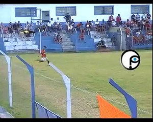 Árbitro bebedo agride jogador