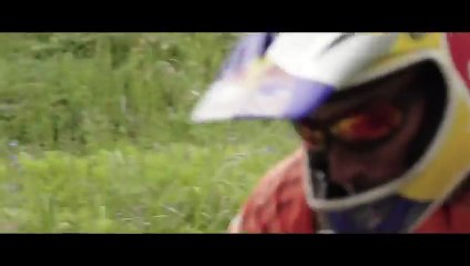 Kenny Belaey fait du vélo sur une slackline suspendue au-dessus du vide