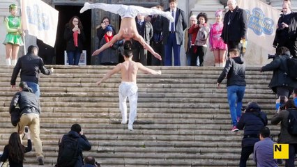 Vietnamese circus artists Quoc Co & Quoc Nghiep break the Guinness World Record (head to head balance)