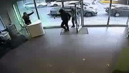 İstanbul'da silahlı banka soygunu kamerada