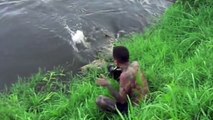Sjeo je na travu pokraj rijeke i počeo fotografisati vodu. Par sekundi kasnije, događa mu se nešto STRAŠNO!