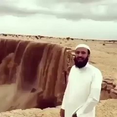 ÇÖLDE KUM ŞELALESİ