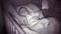 Ce bébé endormi fait des grimaces qui amusent agréablement ces parents