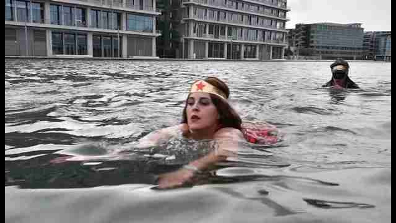 Bañistas parisinos celebran Navidad en las gélidas aguas del canal de l'Ourq