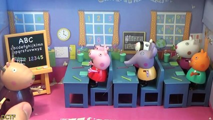 Peppa Pig toys in English - Peppa poops in classroom