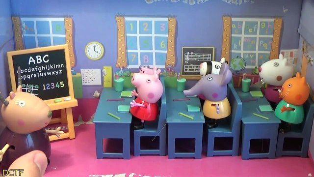 Peppa Pig toys in English - Peppa poops in classroom
