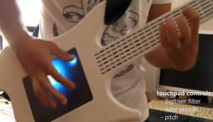 guitarra eléctrica digital con pantalla tactil