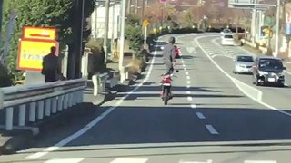 【衝撃映像】神奈川でバイクにとんでもない乗り方をした人が撮影される　2016年12月23日【Twitterで話題】