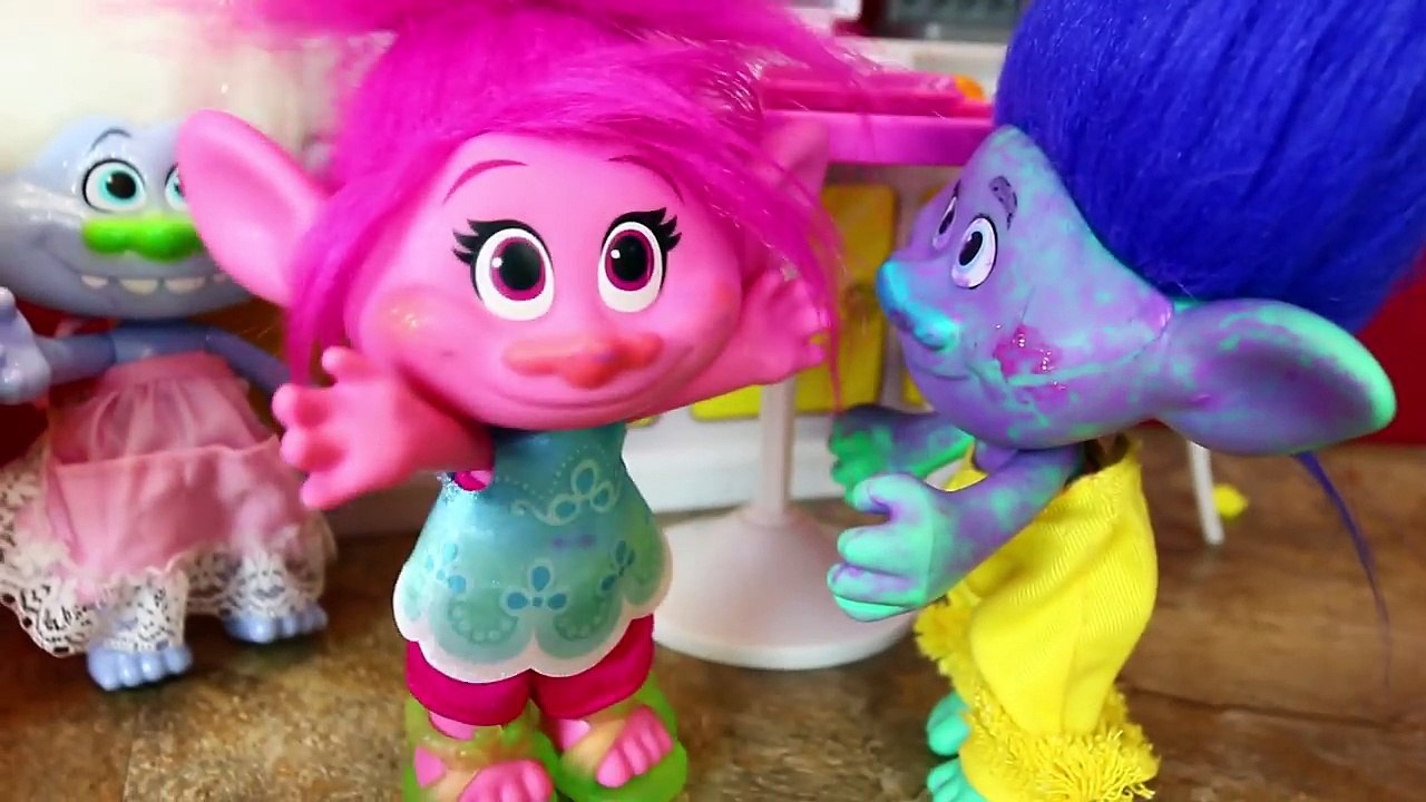 TROLLS MOVIE Poppy & Creek Fall in Love Branch Freaks Out Toy Parody DisneyCarToys