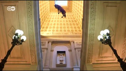 Maurizio Cattelan: maestro provocador | Euromaxx