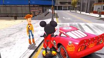 Elsa (La Reine Des Neiges) samuse avec Woody (Toy Story), Spiderman, Mickey et Flash McQueen (Cars)