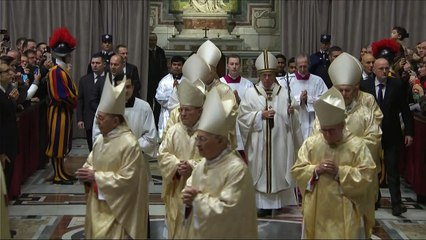 El papa pide pensar en niños abandonados en Navidad