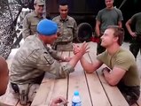 Türk Askeri İle Holanda Askeri Bilek Güreşi