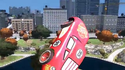 El Increíble Hulk salta desde la rampa la más grande con Rayo Mcqueen de Disney Cars 2