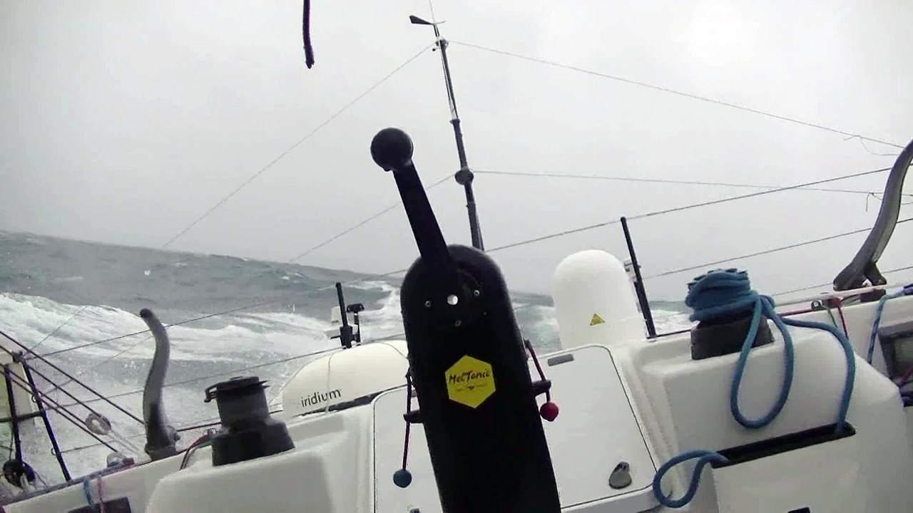 J49 : Romain Attanasio passe Noël dans de rudes conditions / Vendée Globe
