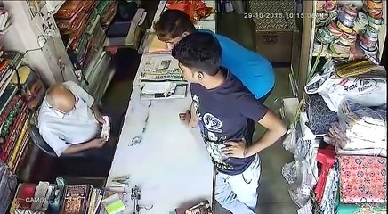 Indian stealing video cctv - Dukan Ch Chori Dekho Kive Karde Ne