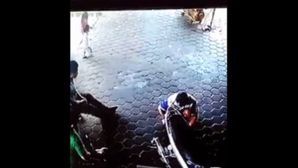 Мужик спаситель, поступил по красоте в критической ситуации!