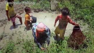 Rire - Drôle de poisson de capture au champ de la ferme _ Pêche traditionnelle au khmer _ Cambod