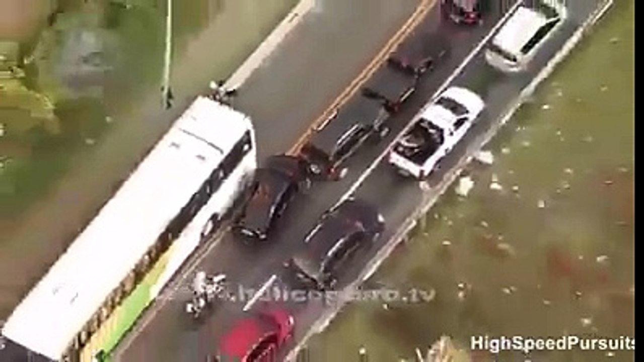 Incroyable course poursuite entre ce véhicule fou et les policiers