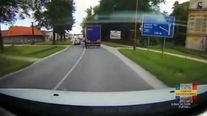 Camionneur descend de son camion pour régler ses comptes avec un chauffard