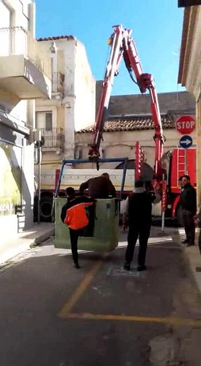 Caduta cornicione in via S.Isidoro