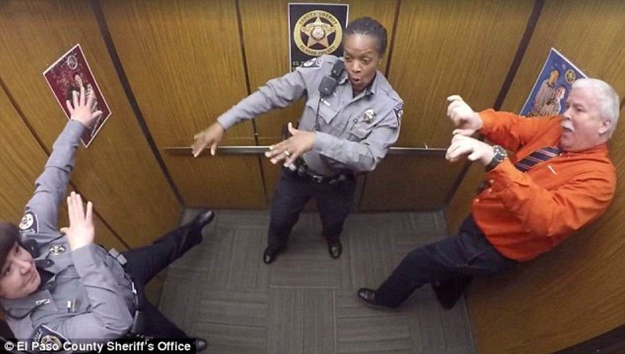 Они остались в лифте одни. Когда камера словила их на горячем, это мигом разлетелось по Сети!