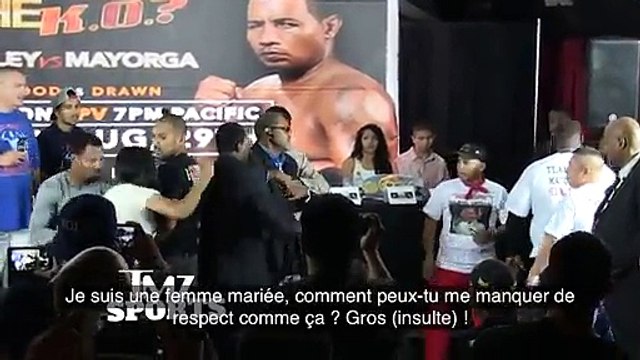 Pour Provoquer son adversaire, il tripote les fesses de la femme du boxeur