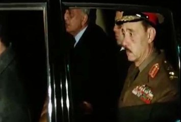 وصول جثمان المشير احمد اسماعيل علي الى القاهرة وتأثر المشير الجمسي