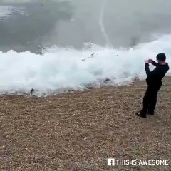 Vagues gelées sur le lac Baïkal, Russie