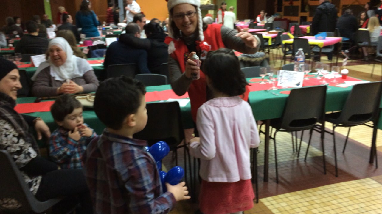 Ambiance au réveillon de l'asso Noël pour tous