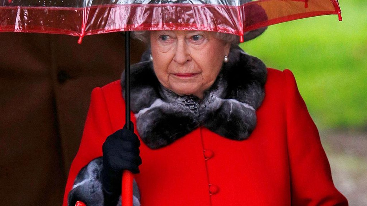 UK: Queen misses Christmas church service due to a cold