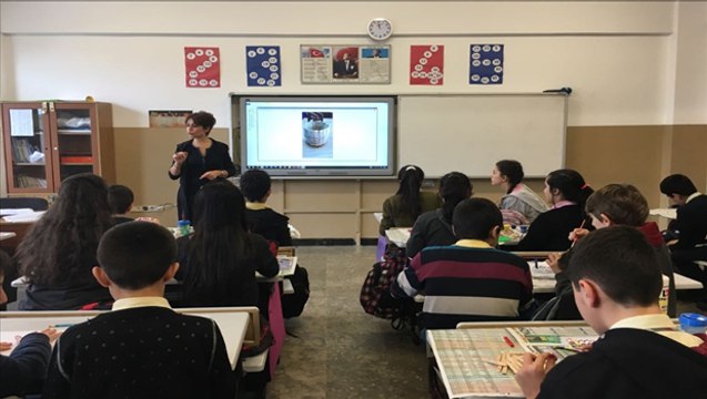 Bu okulda dersler müzikli terapi eşliğinde işleniyor
