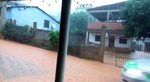 Chuva forte deixa ruas alagadas em Domingos Martins