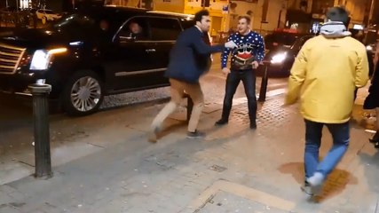 Deux jeunes s'amusent à imiter Conor McGregor dans une rue.