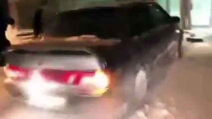 I dehur hyn dhunshëm dhe shëtit brenda terminalit me makinë, i tmerron udhëtarët