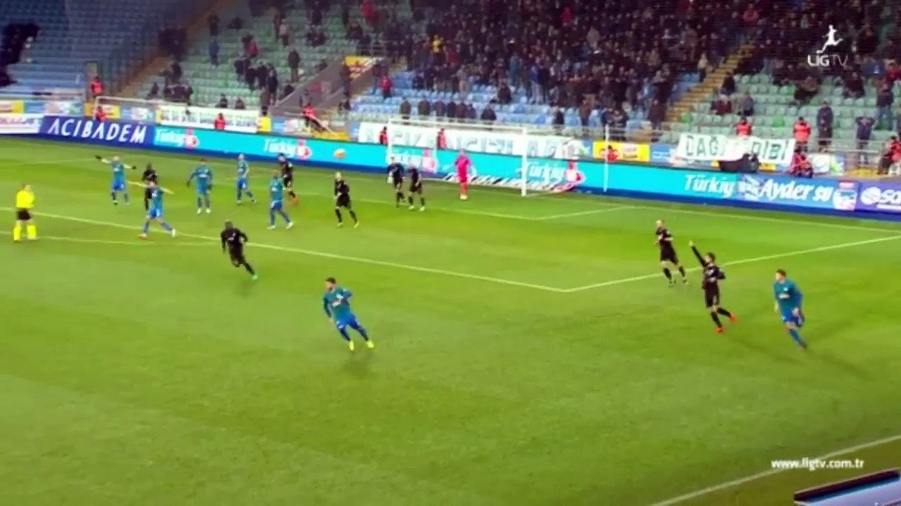 Insólito, árbitro marca penalti por mão do guarda redes