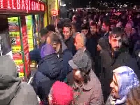MİLLİ PİYANGO BİLETİ İÇİN UZUN KUYRUKLAR OLUŞTU
